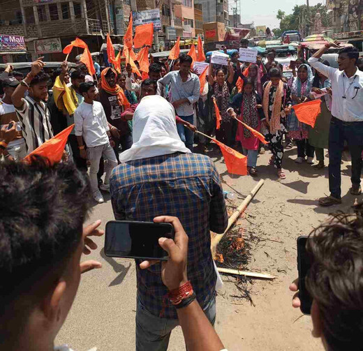 यूजी सेमेस्टर-1 रिजल्ट में गड़बड़ी पर बवाल, एबीवीपी ने सड़क जाम कर किया प्रदर्शन